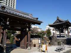 宗慶寺の斜向かいにあった善仁寺に立ち寄る。
一歩境内に入ると、都会の喧騒が嘘のような静けさ。
大通から少し入っただけなのに、騒音は聴こえない。
空の広く、まるで都会の中の休息の場のようだ。
