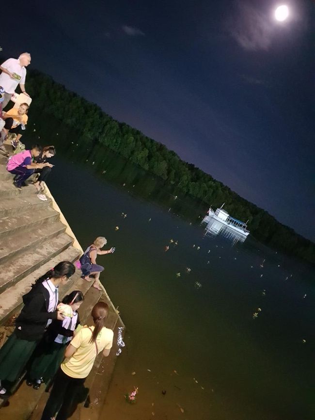 みんな川に灯篭を流してるんだけど、流れが緩すぎて留まってました。笑