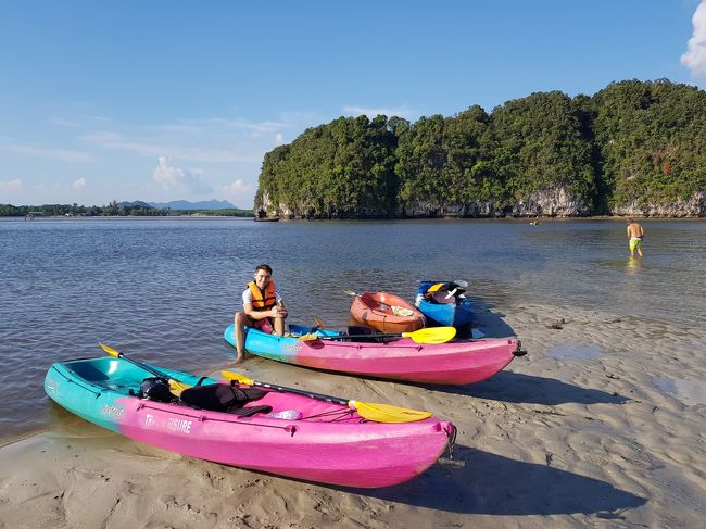 干潮だったので、急がないと岸までカヤックを運ばなければならなくなってしまうので大慌てでした。