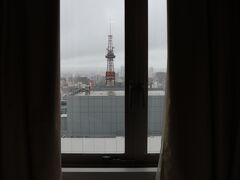 早朝の札幌。今回の宿は、4人一部屋で広々泊まれる、ホテルモントレエーデルホフ札幌でした。