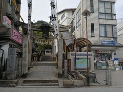 ロープウェイで千光寺に向かおうとしたら、駅の隣に神社が見えたので覗いてみる事にした。
艮神社
市内最古の神社らしい。