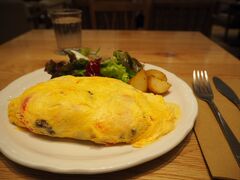 羽田空港でおいなりさん食べましたが、やっぱりお腹が空いて来たので、軽めでヘルシーそうなベジタブルオムレツをいただきます。
軽めかと思ったら、大きい…。