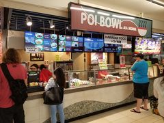 早速、トロリーに乗って・・・
アラモアナショッピングセンターへ。

旦那さんがとっても食べたがっていたハワイ料理。
フードコートでいただく事とする。
こちらの POI BOWL さん。