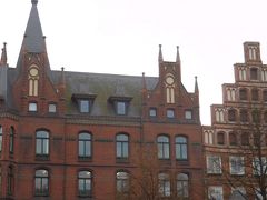 　リューネブルクで多く見かけた２種類の建物。小さな複数の尖塔を持つ建物と、ギザギザの階段状のファザードを持つ建物。いずれもレンガ色が美しい。
