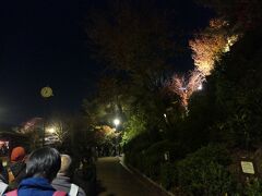 19:00　自転車で高台寺前の公園に来ました。高台寺は右の上の方になります。公園からものすごい行列です。