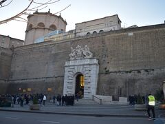 無事に、集合場所「バチカン美術館出口前の大通りを挟んで向かい側にあるくだり階段の上」に７：４４には到着できました。

集合場所について、キョロキョロしていると、スタッフベスト？を着た男性が、「どこのツアー？」と聞くので、「マイバス」と答えると、「あそこに集合しているよ」と教えてくれました。

シーズンオフなので、参加者少ないかと思ってましたが、全員で２０人ぐらいはいたかな。やっぱりバチカン美術館は人気のツアーなのですね。