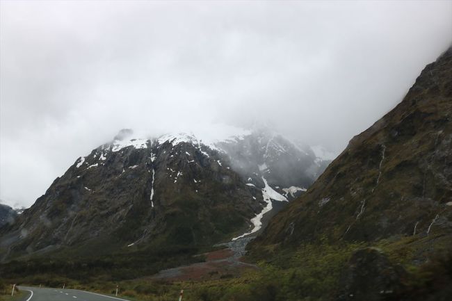 テアナウを出発し、ミルフォードサウンドへ。<br />２時間弱の道のりです。<br />途中にも見所はたくさんありますが、朝一番のクルーズのため、ひたすら目的地を目指します。