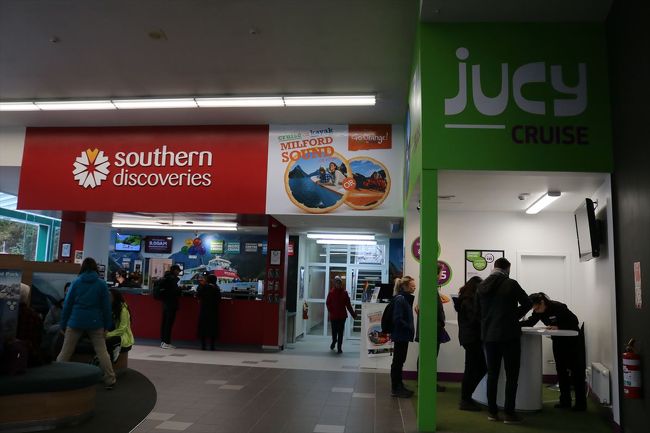 私たちはjucyクルーズを選んだのでこちらのブースで受け付けをしました。<br /><br />リアルジャーニーズは日本語のアナウンスもあるので日本人観光客も多いみたいですが、小型船でポイントの近くまでよってくれるほうがいいかなと思ったのと、小さい船ということは人数も少ないので待ち時間や船の中でも動き回れるかなと思いこちらにしました。<br />朝一番だったので、料金も一番安く＄４０でした。<br />時間によって料金やクルーズ時間も違っていました。<br />ちなみに、一番安いのに時間は２時間でした。<br />だいたい１時間半のクルーズが多いみたいです。<br /><br />