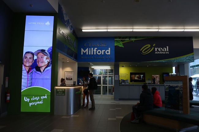 ミルフォードワーフターミナルの中にはクルーズ船受付ブースがあります。<br />４社あり、<br />大型船<br />リアルジャーニーズ<br />サウザンディスカバリー<br />小型船<br />Mitre Peak Cruises<br />Jucy Cruize<br />