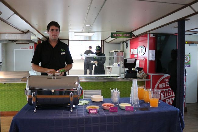 イケメンおにいさんが朝食をよそってくれます。