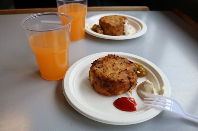 ハッシュドポテトみたいな感じでした。<br />意外に美味しい。<br />乗ってすぐに食べたので、見どころポイントを見逃すことはなかったのですが、３０分くらいでこちらは終了していました。<br /><br />クルーズ中、コーヒー、紅茶飲み放題でした。<br />