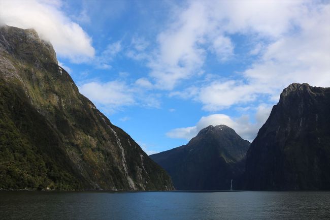 食事を終え、船の先頭に出ると、左にマイターピーク、真ん中奥にマウントペンブローク、右にマウントキンバリーが見えてきました。
