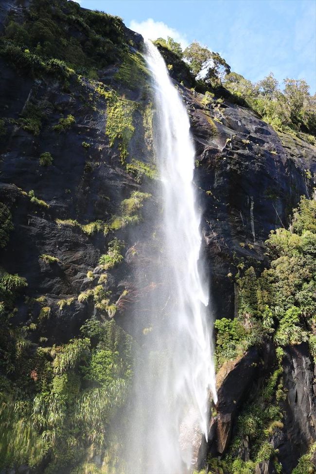 天候によっては見られないときもあるようだったので、勢いのある滝が見れてよかったです。<br />虹もみれました。