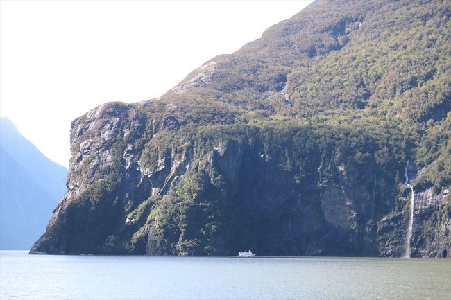 先ほどのフェアリーホールズのところに船が近づいて行ってます。