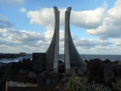 底土港に向かう途中にある流人の碑。この碑によると江戸時代、八丈島に流された人の数は1900人ほど。そのうち半数は刑期半ばで亡くなったという