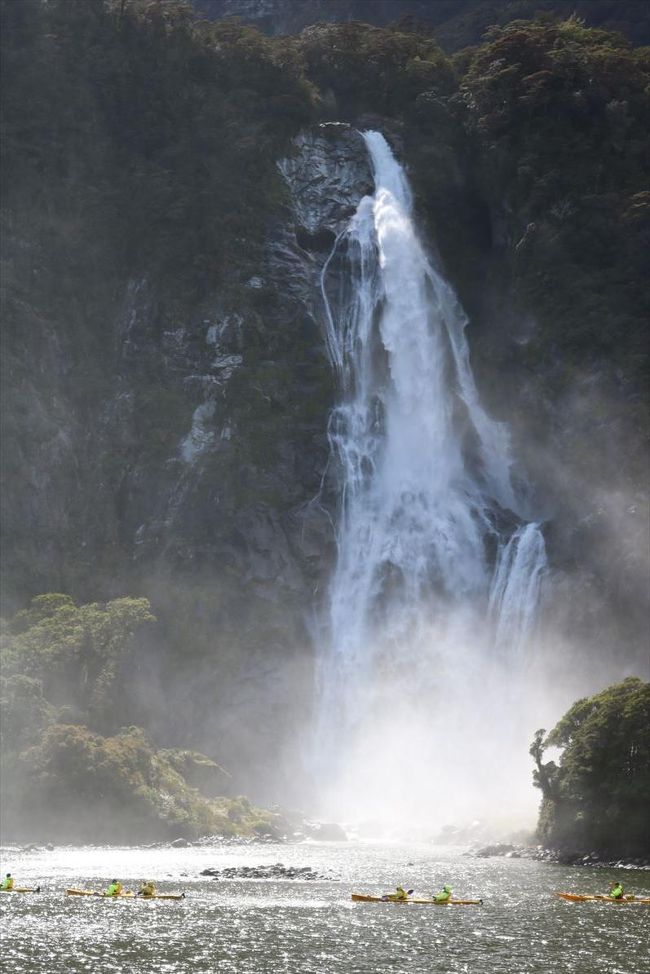 サウンド内最大の滝です。<br />カヤックなども見えます。