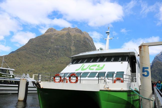 このJUCYクルーズにして大正解でした。<br />朝一番だったので、人数も多くなく、小型船でポイントの近くまでよってくれて、なおかつ、安い！<br />お昼すぎの時間だと倍くらいしていたので、内容的にどうなんだろうと心配しましたが、時間も２時間もありいろいろと見れてよかったです。<br />朝食がついていたのもラッキーでした。<br /><br />JUCYおすすめです。