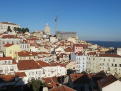 ここから見る景色は素晴らしい。「わ～い、ポルトガルに来た～」と思える。
オレンジの屋根と白い壁、雲一つない青空。