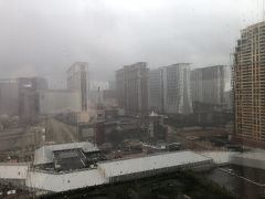 ８月１７日（金）二日目　一日中雨、３０度

午前中ゆっくり目に起床。
外は大雨！ホテル群も烟ってます。