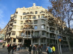 カサ・ミラ（Casa Mila）

建築家アントニ・ガウディ（Antoni Gaudi）の集合住宅建築物。メトロだとDiagonalが最寄り駅。実業家のペレ・ミラの邸宅として建設され、1910年に完成しました。カサは”家・邸宅”という意味で、カサ・ミラは『ミラさんの家』という意味。実は今も使われているという。バルセロナの中心、高級ブランドが軒を連ねるグラシア通り(Passeig de Gràcia)にあるにも関わらず、実は家賃は安いらしい。売りに出したときに、見た目が独特だったためか、不人気で、３世代値上げをしないことを約束したことかららしい。
