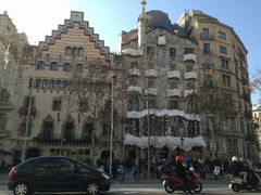 カサ・バトリョ(Casa Batlló)

グラシア通り(Passeig de Gràcia)を南下したところにあるカサ・バトリョ。
冬バージョンに模様替えされています。ここには3日目、後で入ります。