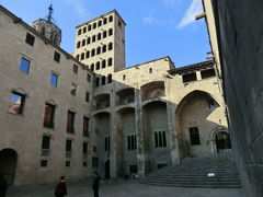 Plaza del Rey
王の広場。

　この広場を囲むように建つのは、14世紀に建てられたレイアール・マジョール宮殿で、レコンキスタによって1492年にグラナダのアルハンブラ宮殿に残っていた最後のイスラム王朝を陥落させ、スペインを統一した“カトリック両王”イサベル女王とフェルナンド王が住んでいました。このカトリック両王は、あのコロンブスの支援者でもあり、コロンブスが新大陸を発見し、両王に謁見した『ティネルの間』はこの１４段の階段を上がったところになります(写真でいうと正面)。この階段をコロンブスも上がったと思うと少し、興奮。