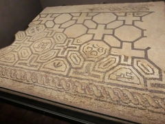 Museum of the History of Barcelona
通称MUHBA

ローマ時代のモザイク床。上側はモザイクに使う小石がはげ落ちて枠絵だけが残っている。
