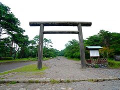 さて旧霧島神宮跡へ。
度重なる御鉢の噴火によって現在の場所に移されて今は社殿の跡地のみだそう。
噴火のせい？なのかうねうねと曲がった足場があまり良くない坂道を上ります！