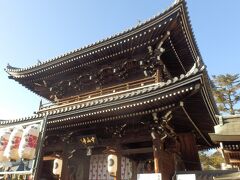 中山寺山門、兵庫県宝塚市にある中山寺(中山観音)は、御利益が安産祈願、子授け祈願のお寺として京阪神地区では断然トップ級の寺院，御本尊は、十一面観世音菩薩で聖徳太子が建立したとされ日本最初の観音霊場としても有名寺院、アクセス、阪急宝塚線中山観音駅から徒歩3分（山門まで)山門から本堂にかけて沢山の塔頭が存在します。中山寺山内七福神めぐりはこの塔頭を回ると達成、また生まれ年の干兵庫県宝塚市にある中山寺(中山観音)は、御利益が安産祈願、子授け祈願のお寺として京阪神地区では断然トップ級の寺院，御本尊は、十一面観世音菩薩で聖徳太子が建立したとされ日本最初の観音霊場としても有名山門から本堂にかけて干支によって守り本尊が決まっているとして山内塔頭が各干支の仏様が分担してその役目を果たしています(中山寺のパンフ記載)干支に対応する塔頭も全部そろっており合理的、な塔頭が造られているのも中山さんの特徴かなと思う、例<総持院の干支は卯、七福神は福禄寿>腹帯を求めたり出産ごにお礼詣りと見かける参詣者が多数見かけられるのも中山さんの特色です本堂前まで二基のエスカレーターで登れます