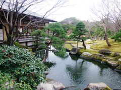 日本庭園　由志園　＜島根県松江市八束町波入＞

昭和５０年（１９７５）４月開園の観光日本庭園、花木の販売、喫茶・飲食店の営業、高麗人参等健康食品の製造販売などの事業がなされており、園の面積は約４０,０００㎡、池泉回遊式庭園です。

こちらで昼食、そして庭園を鑑賞します。