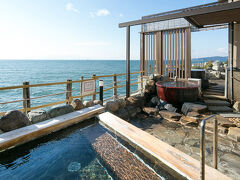 「祥吉」という温泉宿の日帰り温泉を利用しました。1500円。海が見えて大変よかったです。
写真撮影はもちろんNGですので、「祥吉」の公式サイトから拝借してきた露天風呂の写真です。
湯上りにアイスキャンディーのサービスまでありました。（ロビーで探してね）