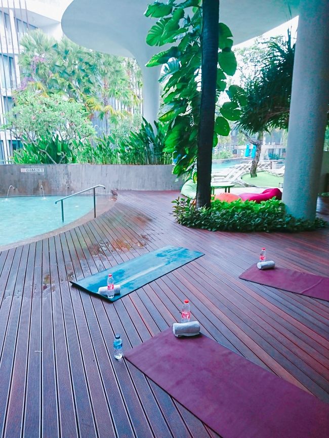 「Le Meridien Bali Jimbaran」<br /><br />こちらも朝ヨガやってます！<br />この日は雨が降っていたので屋根の下で開催。<br />参加者が少ないのでワンツーマンで指導が受けられました！
