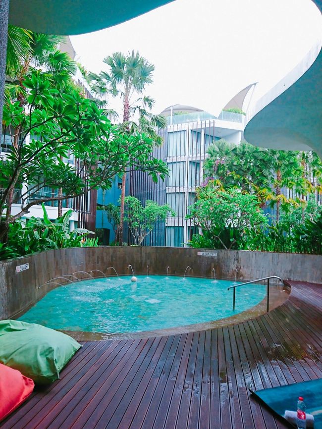 「Le Meridien Bali Jimbaran」<br /><br />ヨガマットを敷いてあった場所はキッズプールの目の前です。<br />この左手にはキッズスペースがありました。