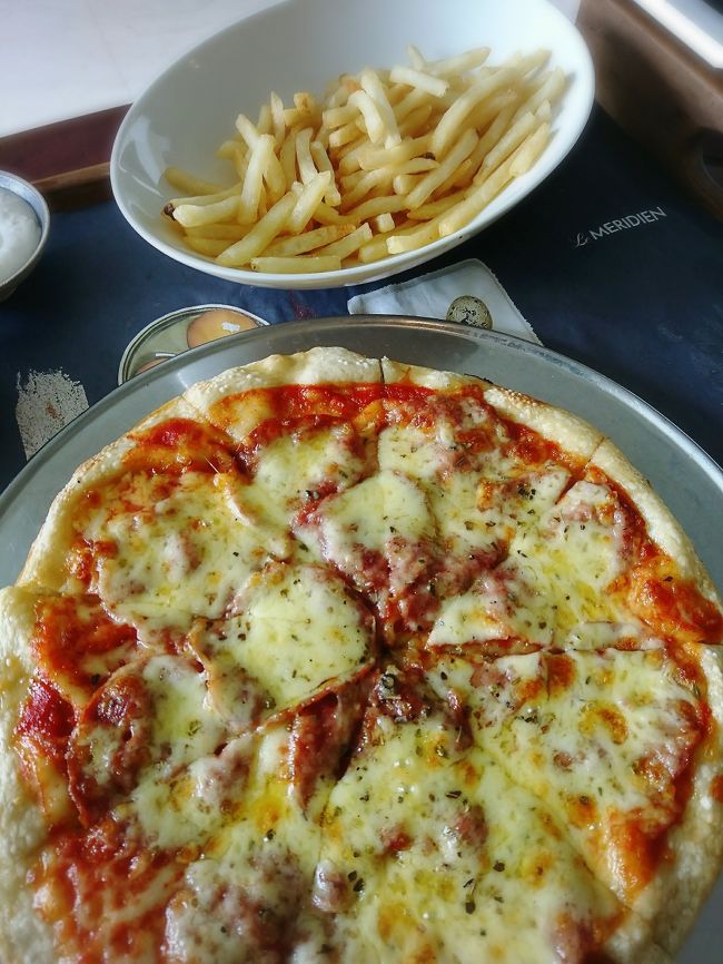 「Le Meridien Bali Jimbaran」<br /><br />ルームサービスのフレンチフライとピザ。<br />まあまあ。