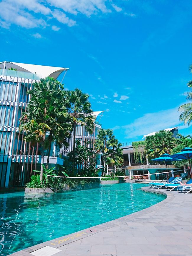 「Le Meridien Bali Jimbaran」<br /><br />プールサイドはめちゃくちゃ暑いです！<br />湾曲していて変わった形をしたプールです。<br />プールの中は所々にベンチのようなものがあって、そこで読書したりぼ～っとしたり気持ち良かったです。