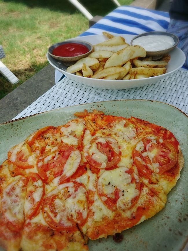 「Le Meridien Bali Jimbaran」<br /><br />プールサイドで。まあまあ。