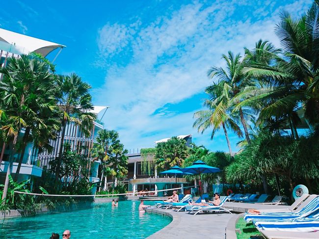 「Le Meridien Bali Jimbaran」<br /><br />普段朝から夕方までずっとプールサイドにいる私達ですが、日影が少なかったので早めに部屋に退散する事が多かったです。<br />（夕方になるとイカンバカールの煙で燻されちゃうし。/笑）<br />