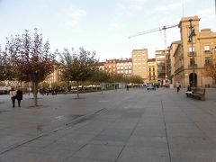 「カスティーリョ広場」
　旧市街の広場です。　　ナバーラ王国の首都であった時、１４世紀にここに城が造られたそうです。