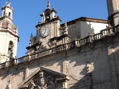 「サンニコラス教会」　旧市街の入り口付近にある教会。

　２本の尖塔があります。　　中央には時計のついたクーポラがあります。

　外壁につけられた装飾が美しい、バロック様式です。