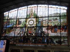 「アバンド駅」　ステンドグラスが美しい駅。　　スペイン国鉄「Renfe」が発着しています。　
　ショップやカフェもありました。