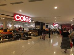地下１階には、大型スーパーのコールスが入っている
オーストラリアのスーパーチェーンで、ウールワースに次いで２番目を誇っている
滞在中には食材の買い出しでお世話になるだろう