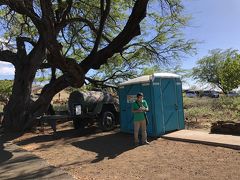 ラパカヒ州立歴史公園の周遊散歩から帰って来て
簡易トイレの前で次に行く場所を
一生懸命ガイド本で見るブログ主夫
ザ、観光客です。