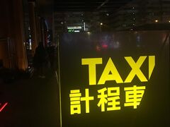 MRT市政府駅まで行く途中にWTaipeiを通りました。タクシーの乗り場すらかっこいいなんて・・・いつか泊まりたいホテルです。この日は新幹線に乗って、高雄まで行って、ホテルにておしまい。