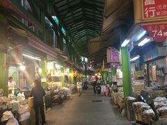 目的は三鳳中街觀光商圈です。ここで、姪に頼まれたドライ苺を探して、端から端まで。台北の迪化街ではよく見るのですが・・・残念。ここにはありませんでした。