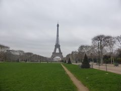10：45　シャン・ド・マルス公園に到着。
エッフェル塔が見えてきました！