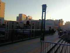 正面のEQUIAと緑で書いてある建物が川越駅