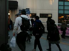 駅前散策後駅へ


入る改札間違えました。

JR川越線大宮方面へ行きたかったのだけれど、東口から入って最初の改札にSuicaで入って、何番線かな？と思って案内見たら、池袋行きと森林公園行きしかない！

おかしい？
JRじゃない！

すぐ間違えに気づいて改札の駅員さんに入るとこ間違えましたとSuicaを渡しました。
成田空港でも同じように何度も間違えたから間違えましたというのに慣れてしまったことが悲しい。
