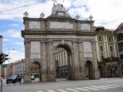 インスブルック中央駅駅から西へ1.5キロほど行くと凱旋門があります。
オーストリア西部、チロル州の州都インスブルック（Innsbruck）のマリア・テレジア通りにある凱旋門。
神聖ローマ帝国皇帝レオポルト2世（1747～1792年）の結婚を記念して、1765年に建設された。
凱旋門南側の彫刻は結婚の祝賀をテーマにしたもので、北面の彫刻はレオポルト2世の父フランツ1世の突然の死を悼んだものである。
マリア・テレジア通りは、この凱旋門から旧市街の中心まで伸びていて、通りの両側にはさまざまな商店やカフェが並んでいる。 
