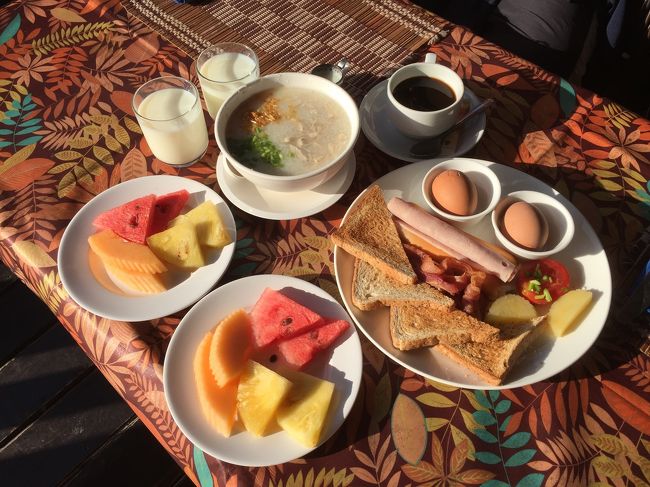ベランダの扉がトントンとノックされて、おはようございます、朝ごはんの用意ができました、と言われてのそのそと起きだすという、まるで王様のような毎日。ただし、東向きなので直射日光の中で朝ごはんを食べることになります。