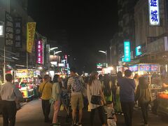 六合夜市。夜も浅いので人出もまばら。